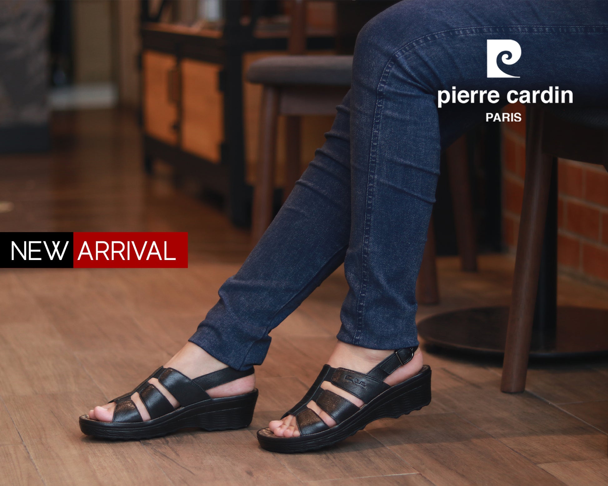 Pierre Cardin รองเท้าผู้หญิง รองเท้าแตะแบบลำลองหญิง รองเท้าส้นแบนแบบรัดส้น นุ่มสบาย ผลิตจากหนังแท้ สีบรอนซ์ทอง ไซส์ 21SS242