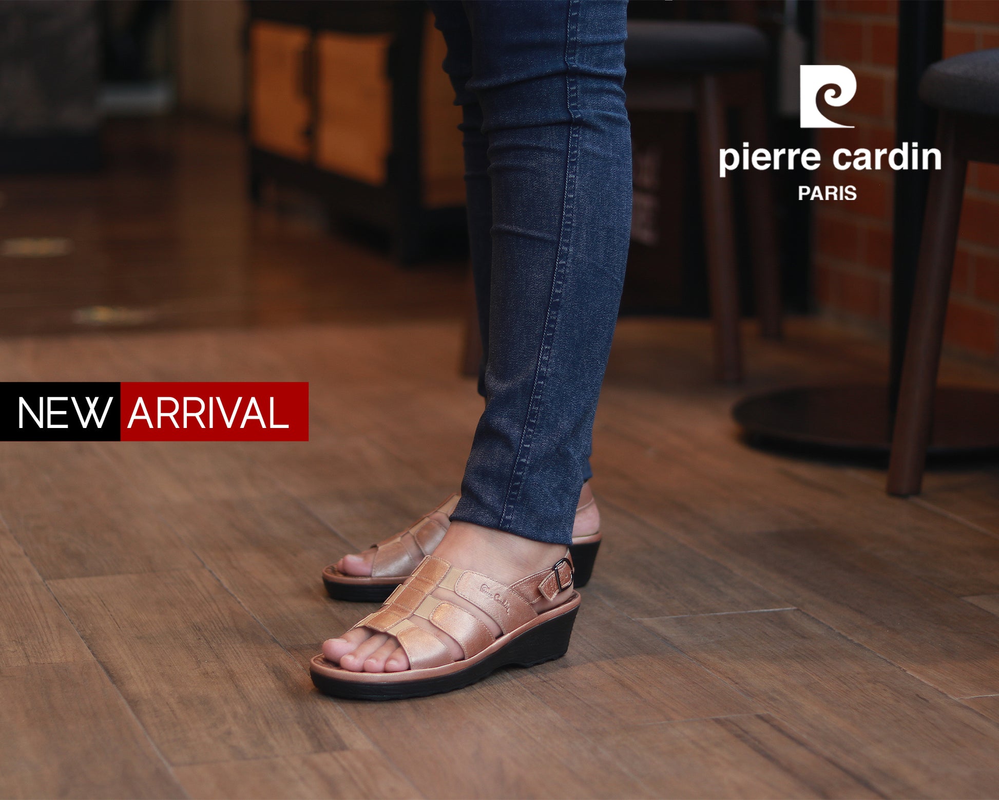 Pierre Cardin รองเท้าผู้หญิง รองเท้าแตะแบบลำลองหญิง รองเท้าส้นแบนแบบรัดส้น นุ่มสบาย ผลิตจากหนังแท้ สีบรอนซ์ทอง ไซส์ 21SS242