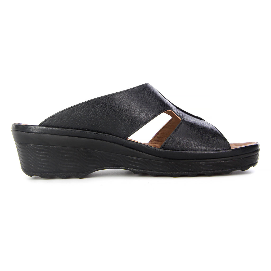 Pierre Cardin รองเท้าแตะผู้หญิง หนังแท้ นุ่มสบาย ทรงสวม/มีหู สี น้ำตาลอ่อน รุ่น 21SS244