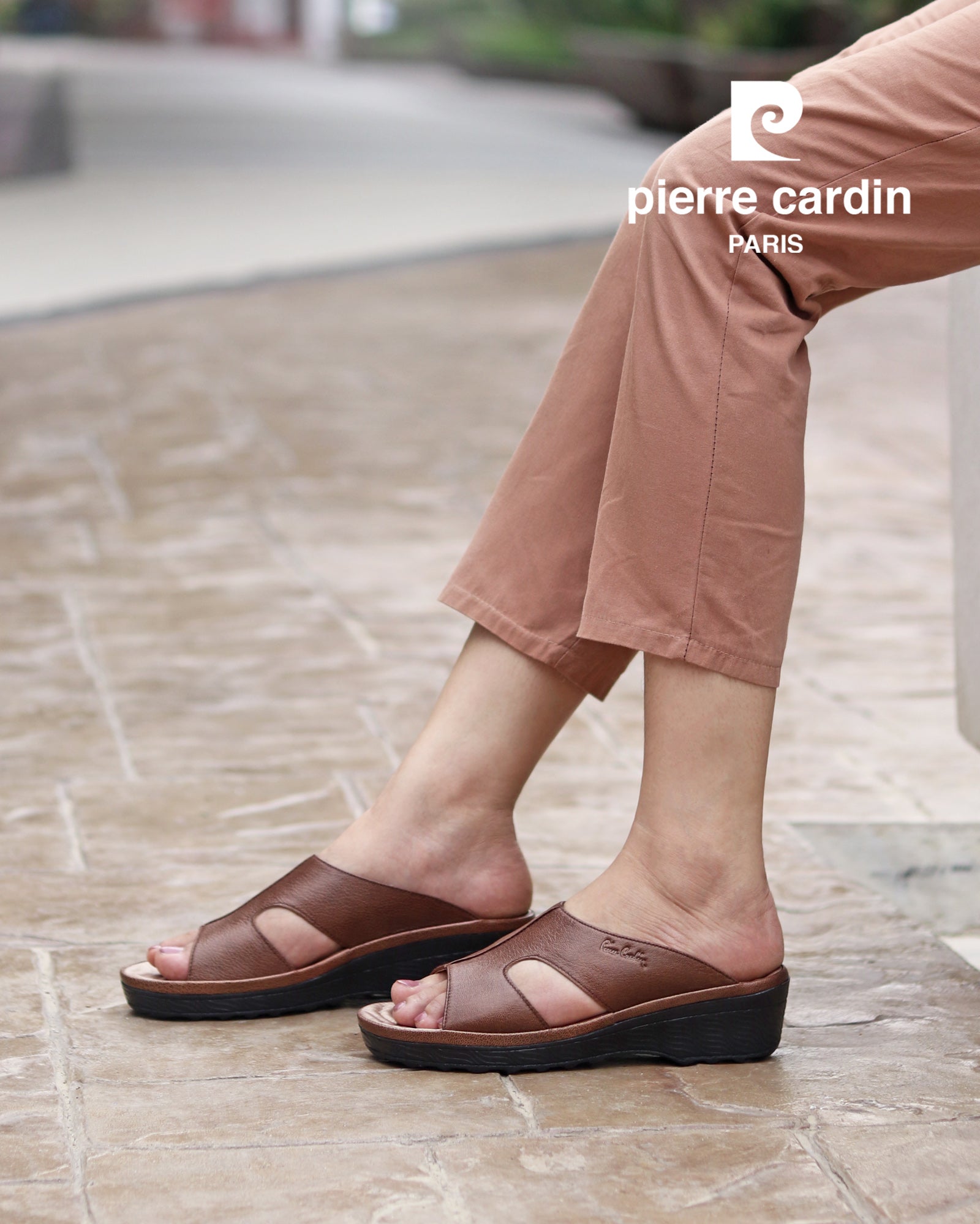 Pierre Cardin รองเท้าแตะผู้หญิง หนังแท้ นุ่มสบาย ทรงสวม/มีหู สี น้ำตาลอ่อน รุ่น 21SS244