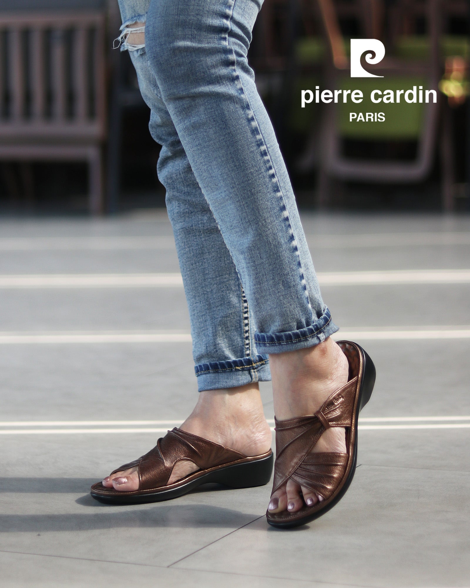 Pierre Cardin รองเท้าแตะผู้หญิง เพื่อสุขภาพ นุ่มสบาย ผลิตจากหนังแท้ สีเทา รุ่น 23SS294