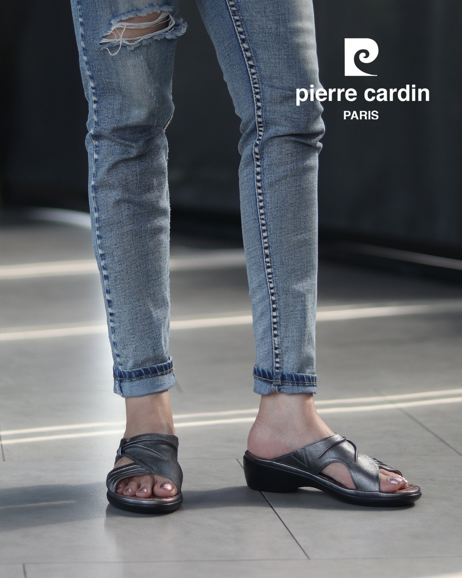 Pierre Cardin รองเท้าแตะผู้หญิง เพื่อสุขภาพ นุ่มสบาย ผลิตจากหนังแท้ สีเทา รุ่น 23SS294