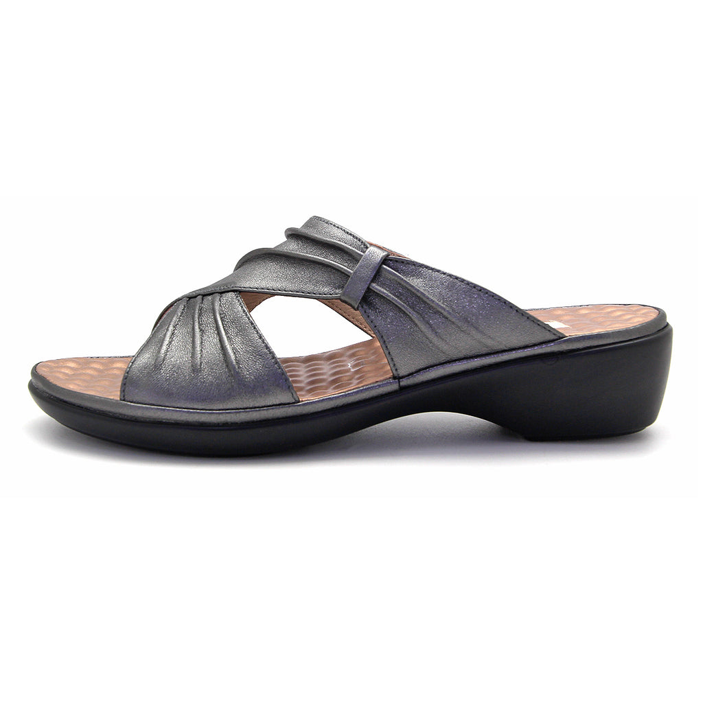 Pierre Cardin รองเท้าแตะผู้หญิง เพื่อสุขภาพ นุ่มสบาย ผลิตจากหนังแท้ สีเทา รุ่น 23SS294