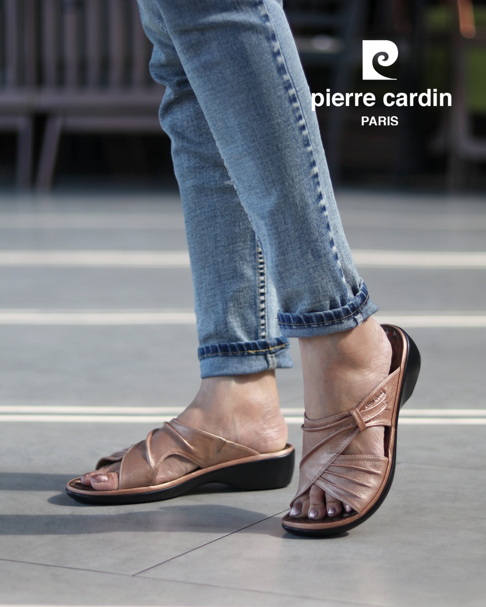 Pierre Cardin รองเท้าแตะผู้หญิง เพื่อสุขภาพ นุ่มสบาย ผลิตจากหนังแท้ สีเทา รุ่น 23SS294