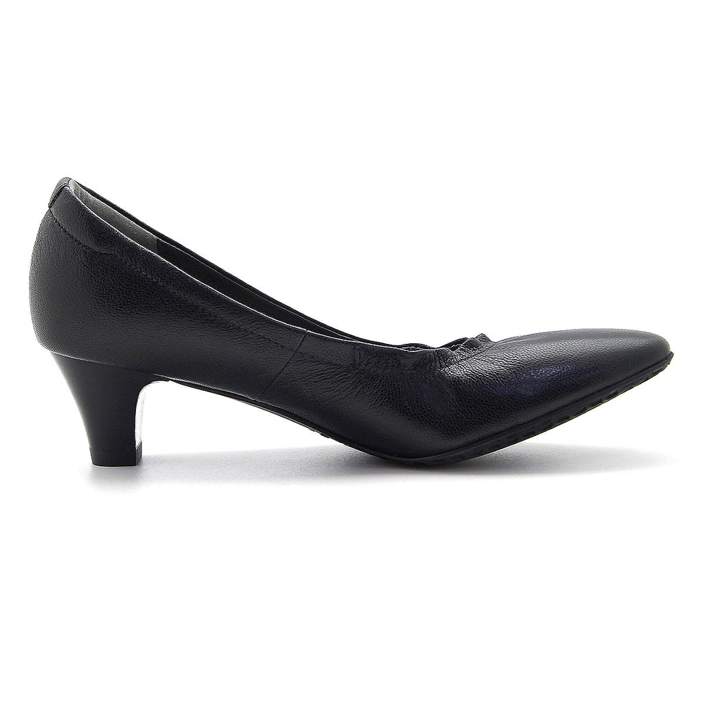 Pierre Cardin รองเท้าผู้หญิง รองเท้าส้นสูง รองเท้าส้นสูงทรง Pump นุ่มสบาย ผลิตจากหนังแท้ สีดำเงา รุ่น 24SD323