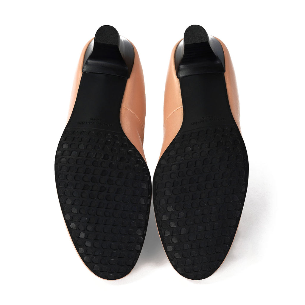 Pierre Cardin รองเท้าผู้หญิง รองเท้าส้นสูง รองเท้าส้นสูงทรง Pump นุ่มสบาย ผลิตจากหนังแท้ สีดำเงา รุ่น 24SD323