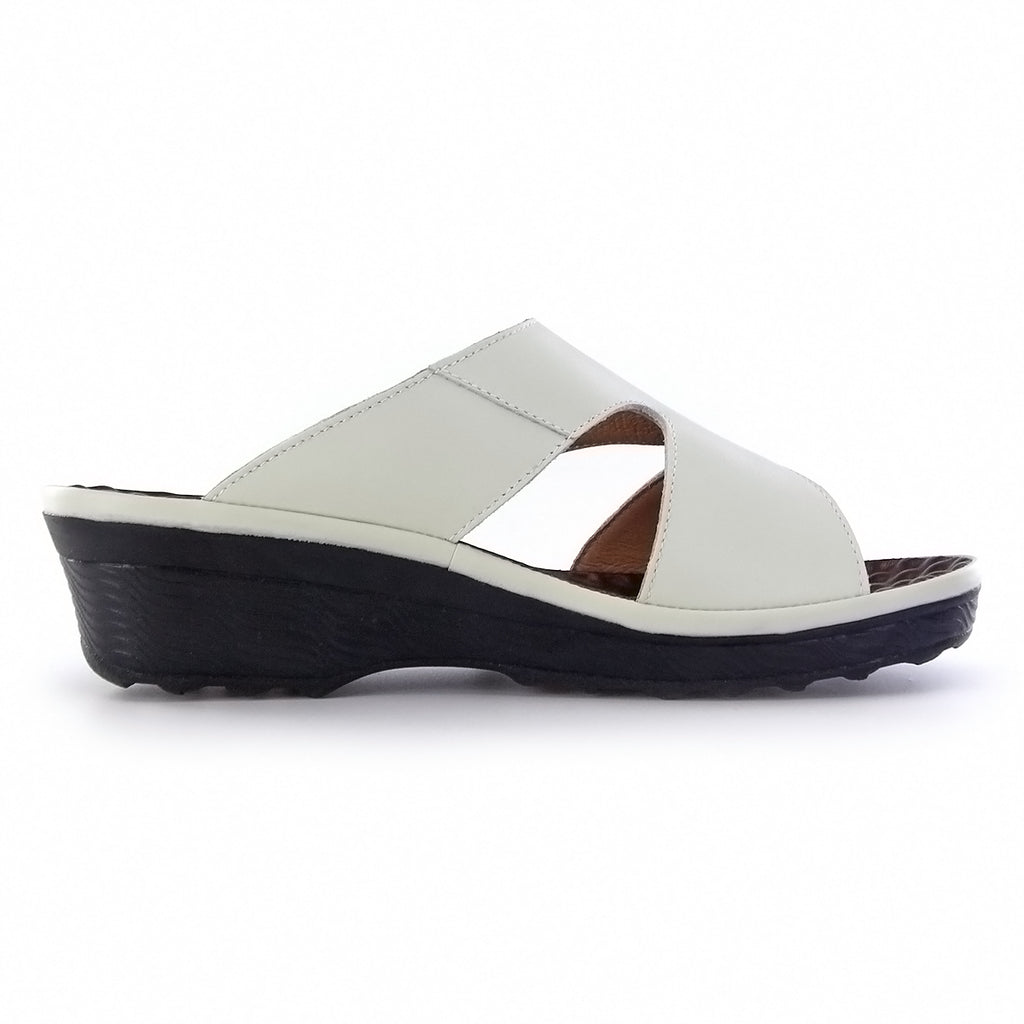 Pierre Cardin รองเท้าแตะผู้หญิง หนังแท้ นุ่มสบาย ทรงสวม/มีหู สีขาว รุ่น 26SS409