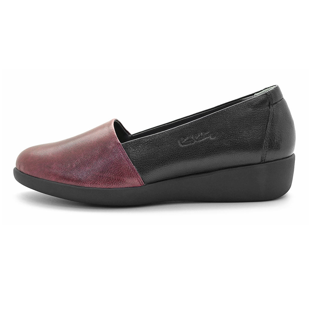 Pierre Cardin รองเท้าผู้คัทชูหญิง ส้นแบน นุ่มสบาย ผลิตจากหนังแท้ สีดำ รุ่น 27WC455