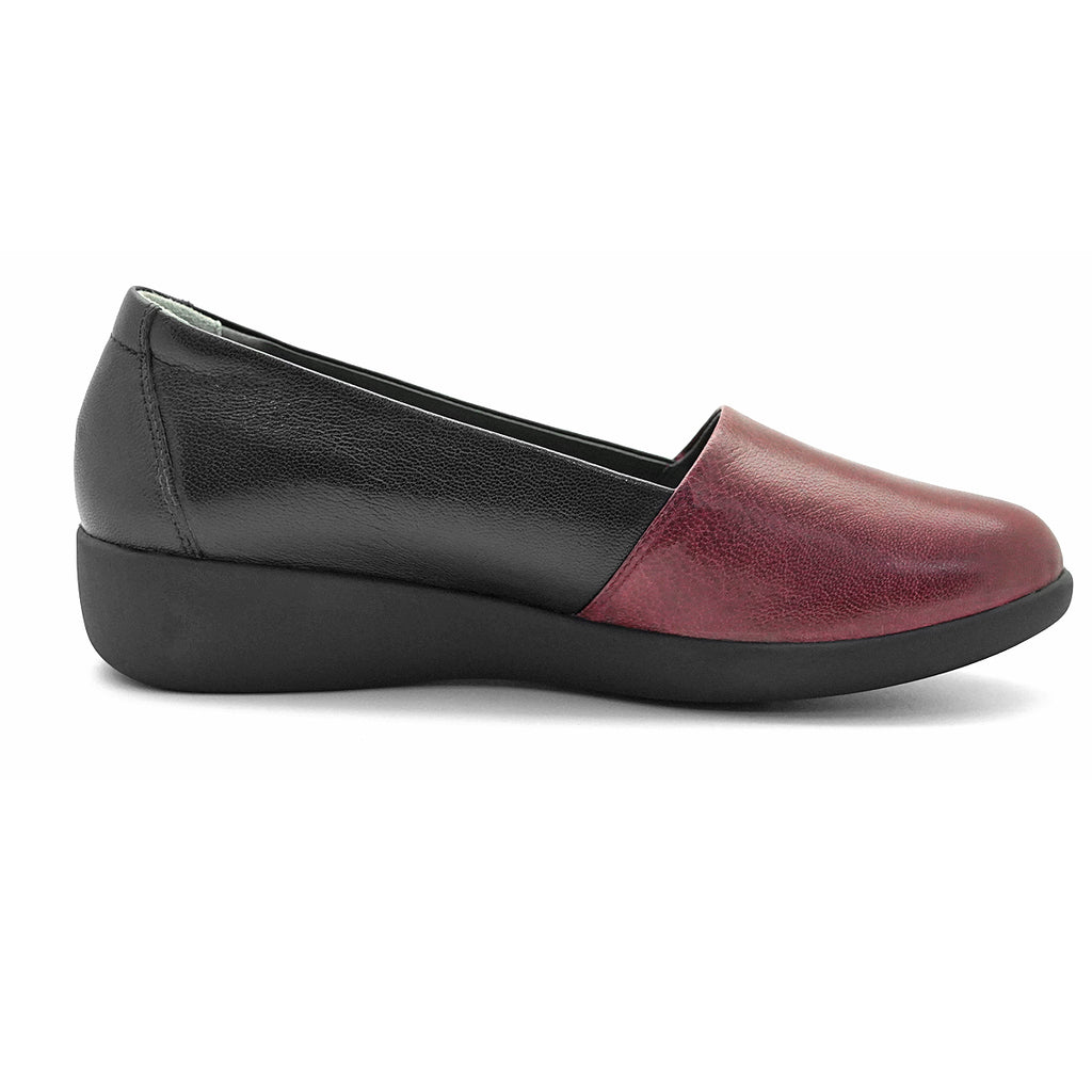 Pierre Cardin รองเท้าผู้คัทชูหญิง ส้นแบน นุ่มสบาย ผลิตจากหนังแท้ สีดำ รุ่น 27WC455