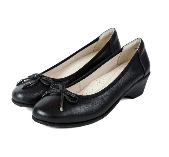 Pierre Cardin รองเท้าผู้หญิง รองเท้าส้นแบน รองเท้าหนังหุ้มส้น นุ่มสบาย ผลิตจากหนังแท้ สีดำ รุ่น 52AD128