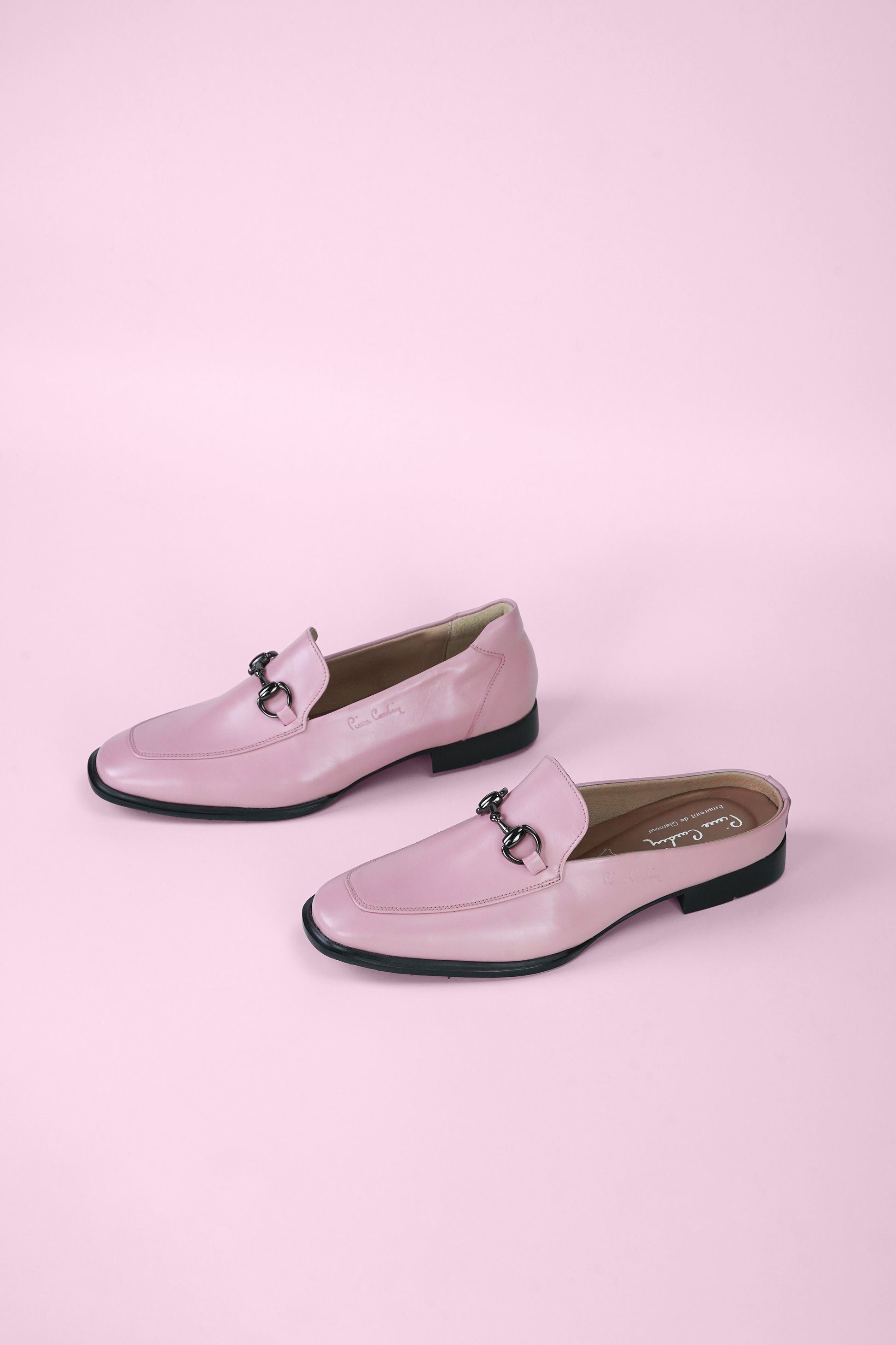 Pierre Cardin รองเท้าคัทชูผู้หญิง ส้นแบน ผลิตจากหนังแท้ สีดำ รุ่น 30TC113
