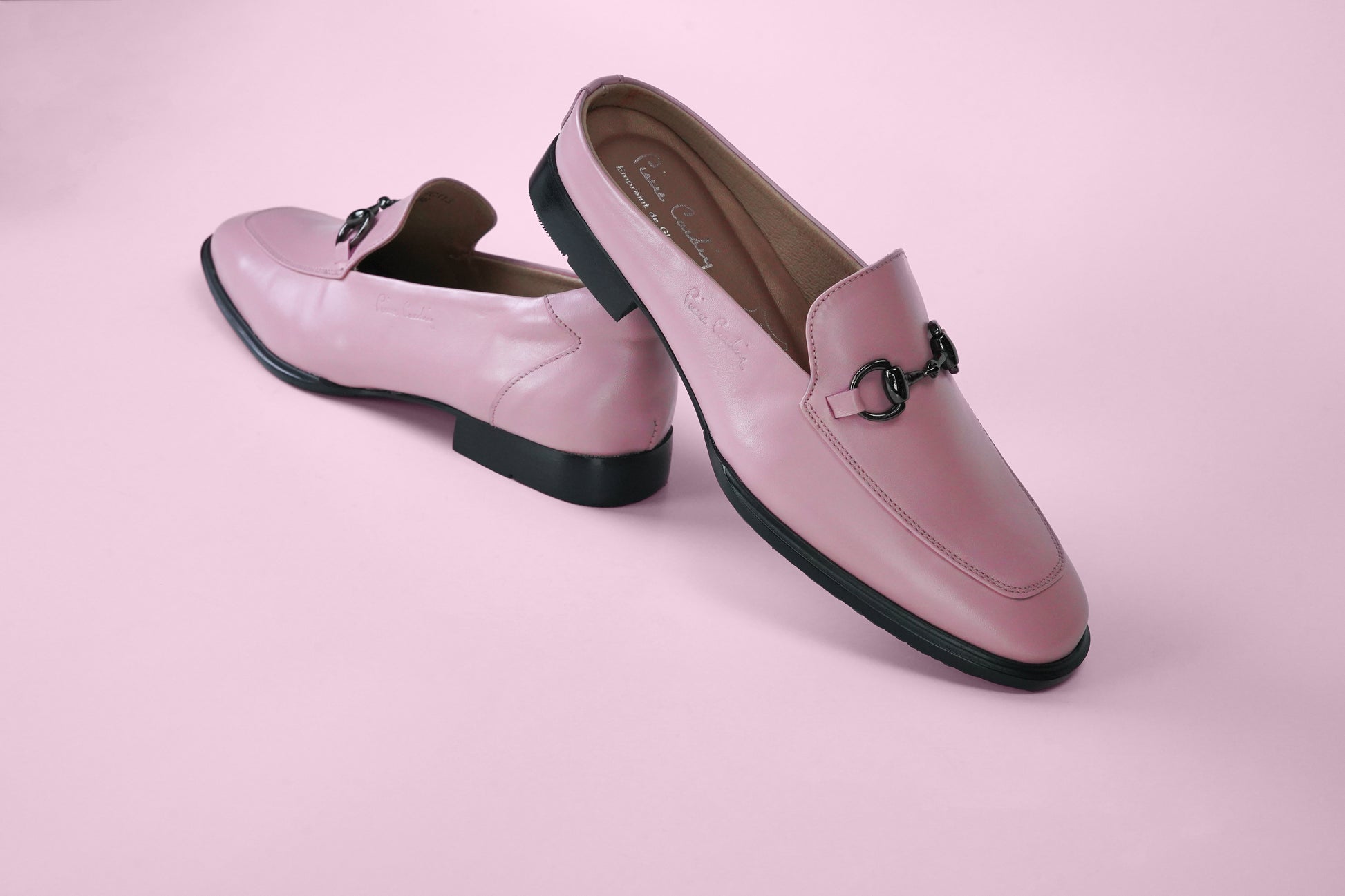 Pierre Cardin รองเท้าคัทชูผู้หญิง ส้นแบน ผลิตจากหนังแท้ สีดำ รุ่น 30TC113